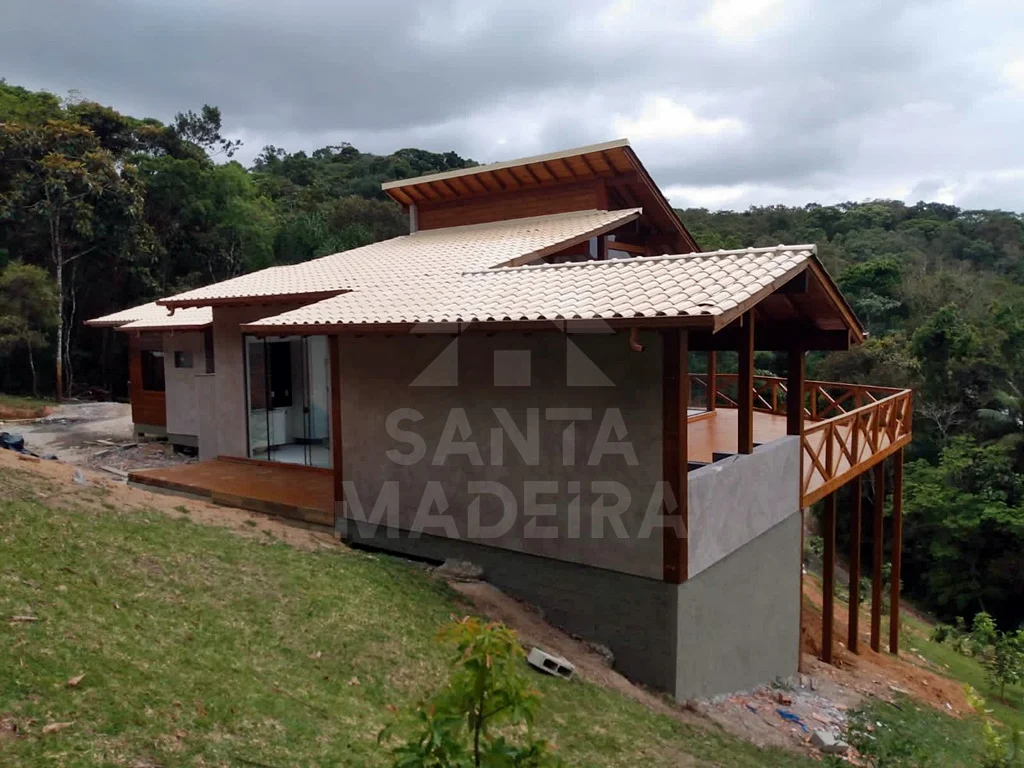 Casa de madeira concluída e entregue pela Santa Madeira